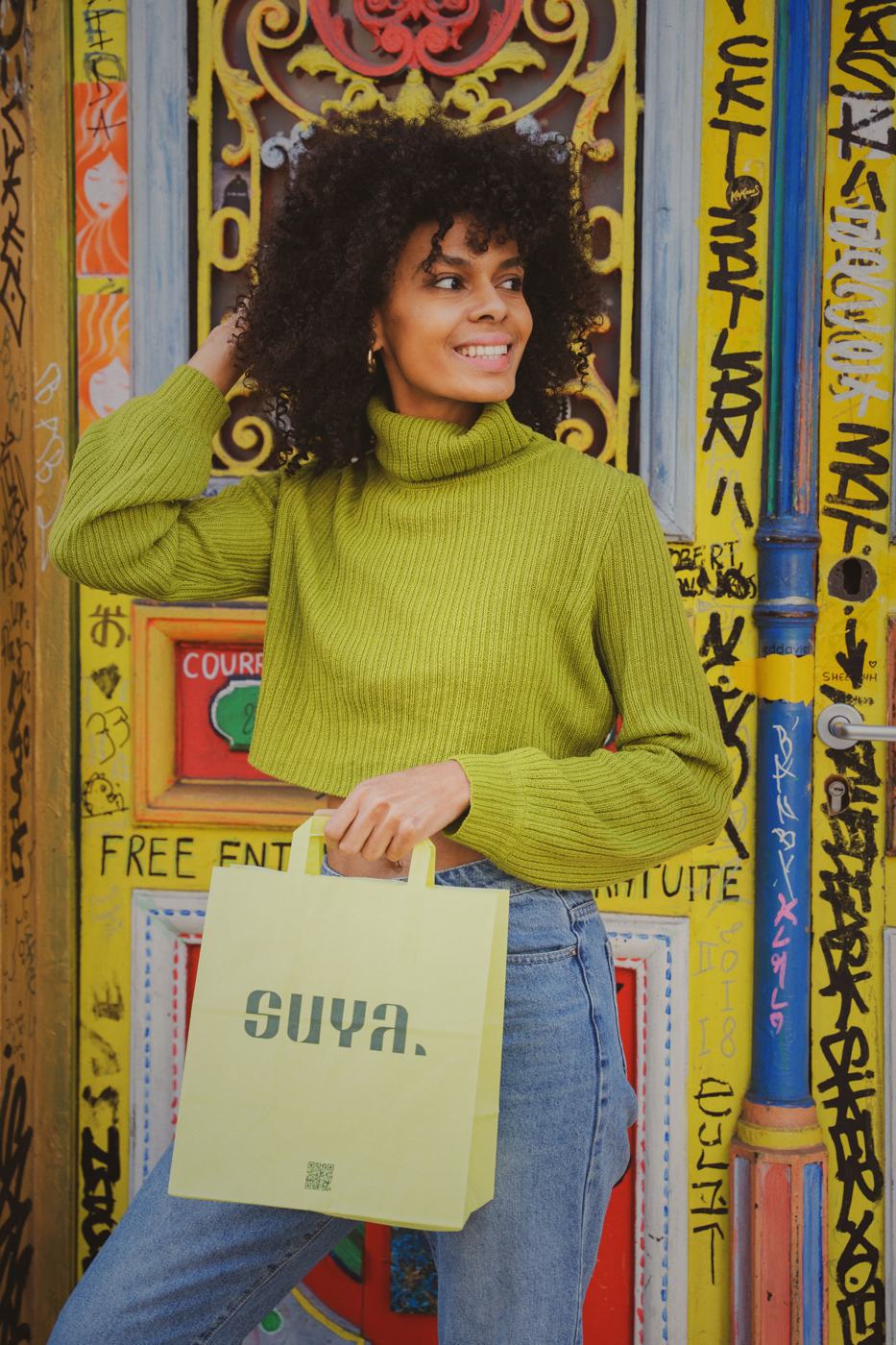 Le sac SUYA devant une porte ornée